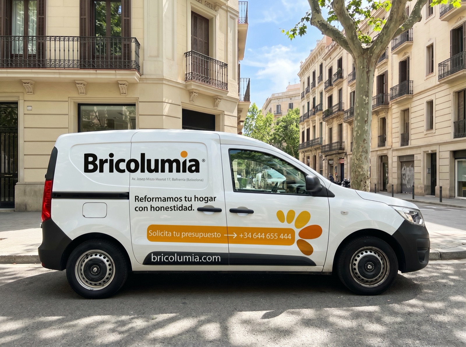 Furgoneta Bricolumia en calle del Eixample, Barcelona — servicio a domicilio