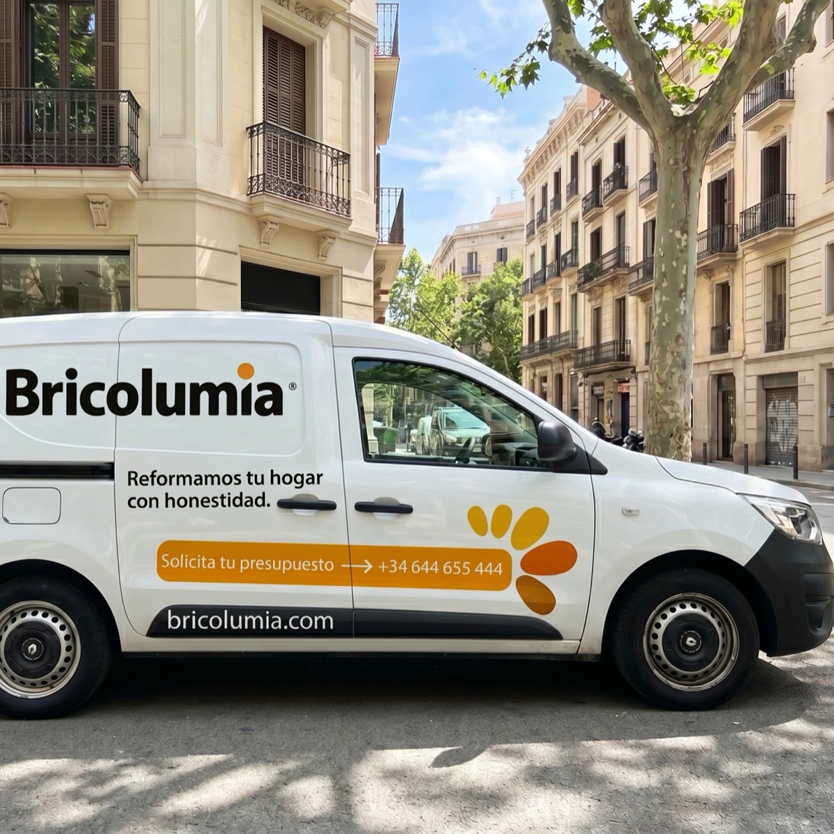 Furgoneta Kangoo blanca de Bricolumia con branding, tagline y teléfono en calle del Eixample